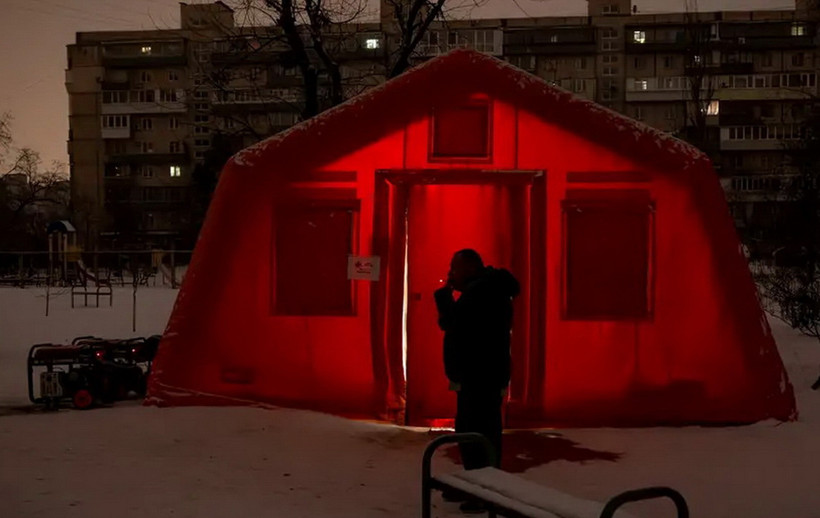 Ukraine đã dựng lên những chiếc lều đặc biệt để người dân có thể trú ẩn trong trường hợp mất điện giữa mùa Đông. (Ảnh: AP)