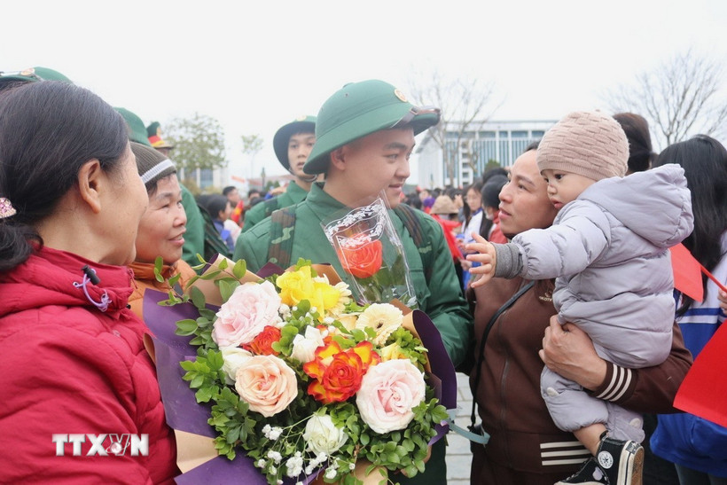 Thanh niên thành phố Cao Bằng chia tay gia đình lên đường nhập ngũ. (Ảnh: Chu Hiệu/TTXVN)