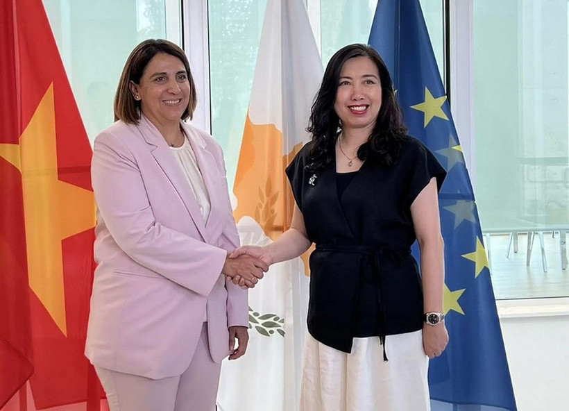 Thứ trưởng Ngoại giao Lê Thị Thu Hằng làm việc với Thứ trưởng thường trực của Tổng thống Cyprus Irene Piki. (Nguồn: Báo Quốc tế)