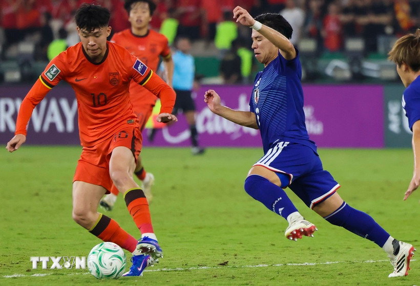 Pha tranh bóng giữa Wang Yudong (trái) của U23 Trung Quốc với Ogura Kosei của U23 Nhật Bản. (Ảnh: THX/TTXVN)