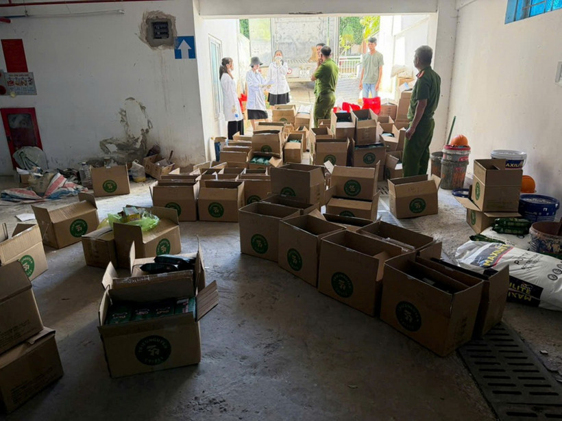 Phòng Cảnh sát Kinh tế Công an tỉnh Lâm Đồng kiểm tra một cơ sở sản xuất càphê giả. (Nguồn: Công an tỉnh Lâm Đồng)