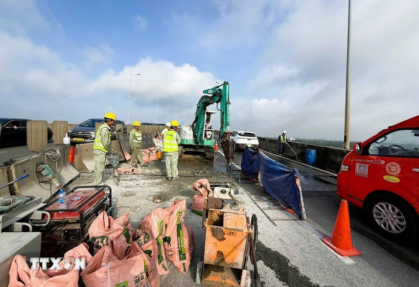 Đơn vị thi công thu hẹp làn đường sửa chữa tại khu vực cầu Long Thành. (Ảnh: TTXVN phát)