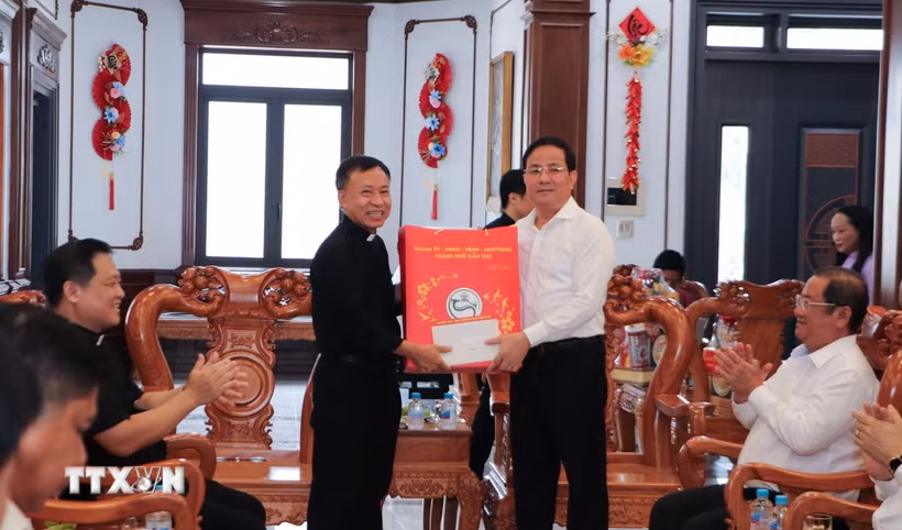 Lãnh đạo thành phố trao quà đến đại diện Tòa Giám mục Cần Thơ. (Ảnh: Hồng Thái/TTXVN)