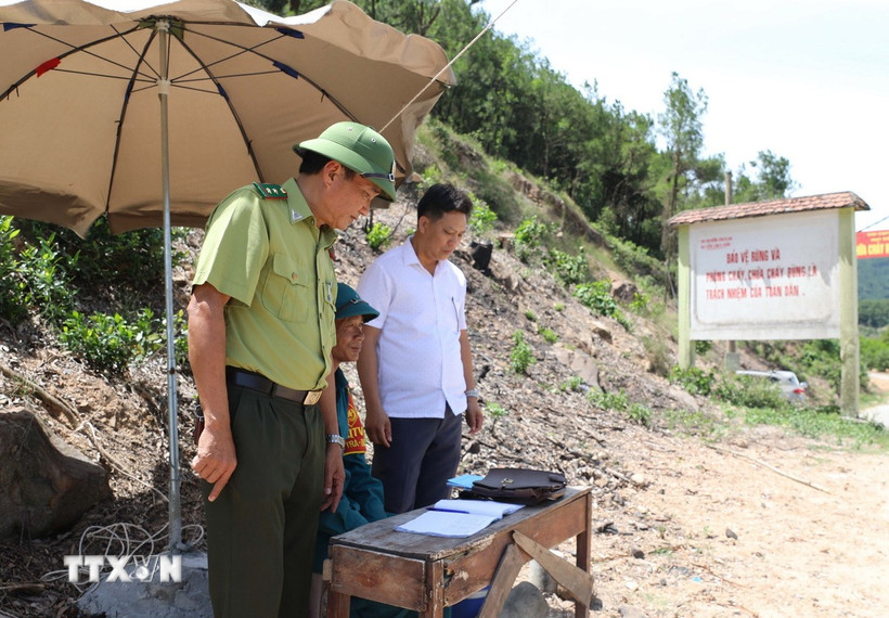 Huyện Diễn Châu đã thiết lập 6 chốt canh cửa rừng được duy trì lực lượng dân quân tự vệ, công an xã, kiểm lâm địa bàn trực 24/24h để kiểm soát người ra, vào rừng. (Ảnh: Xuân Tiến/TTXVN)