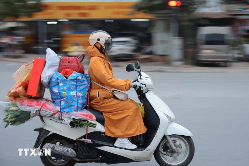 Người dân với đồ đạc, hành lý rời Hà Nội về quê đón Tết. (Ảnh: Hoàng Hiếu/TTXVN)