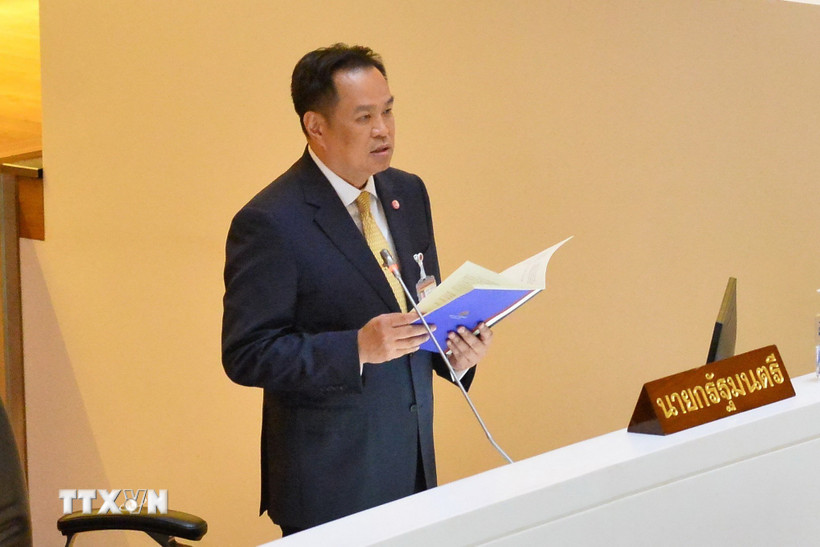 Thủ tướng lâm thời Thái Lan Anutin Charnvirakul phát biểu trước Quốc hội ở Bangkok ngày 29/9/2025. (Ảnh: THX/TTXVN)