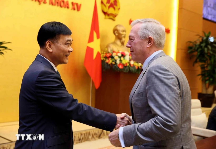 Le vice-président de l'Assemblée nationale Vu Hong Thanh avec le président-directeur général de l'USABC, Ted Osius. (Photo : An Dang/VNA)