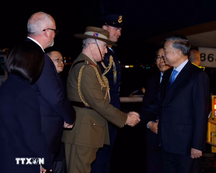 Quan chức Australia đón Tổng Bí thư, Chủ tịch nước Tô Lâm tại sân bay quốc tế Sydney Kingsford Smith. (Ảnh: Thống Nhất/TTXVN)