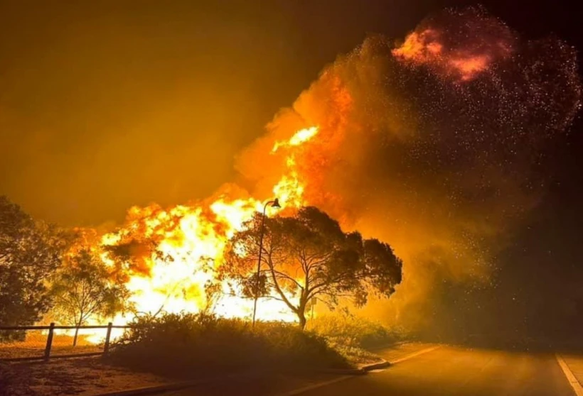 Khói lửa bốc lên từ đám cháy rừng tại Australia. (Ảnh: AFP/TTXVN)