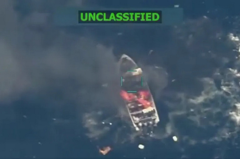 Quân đội Mỹ tấn công một tàu nghi buôn ma túy ở phía đông Thái Bình Dương (Ảnh chụp màn hình của Bộ Chiến tranh Mỹ)