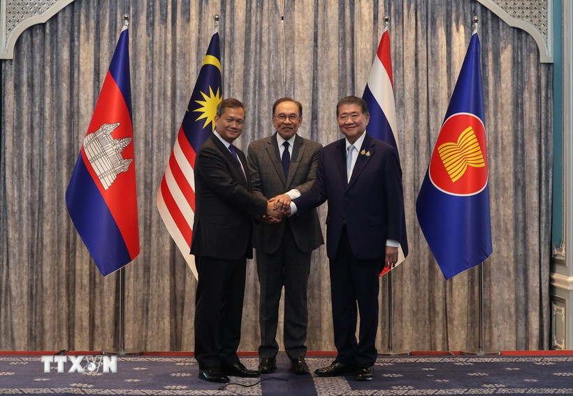 (Từ trái sang) Thủ tướng Campuchia Hun Manet, Thủ tướng Malaysia Anwar Ibrahim và Quyền Thủ tướng Thái Lan Phumtham Wechayachai trong cuộc họp báo tại Putrajaya (Malaysia), sau đàm phán về thỏa thuận ngừng bắn tại khu vực biên giới giữa Campuchia và Thái Lan, ngày 28/7/2025. (Ảnh: THX/TTXVN)