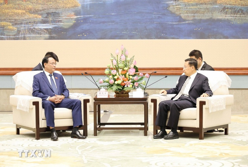 Phó Chủ tịch Quốc hội Trần Quang Phương (trái) hội kiến đồng chí Vương Hiểu Huy, Ủy viên Trung ương Đảng, Bí thư Tỉnh ủy Tứ Xuyên (Trung Quốc). (Ảnh: Công Tuyên/TTXVN)