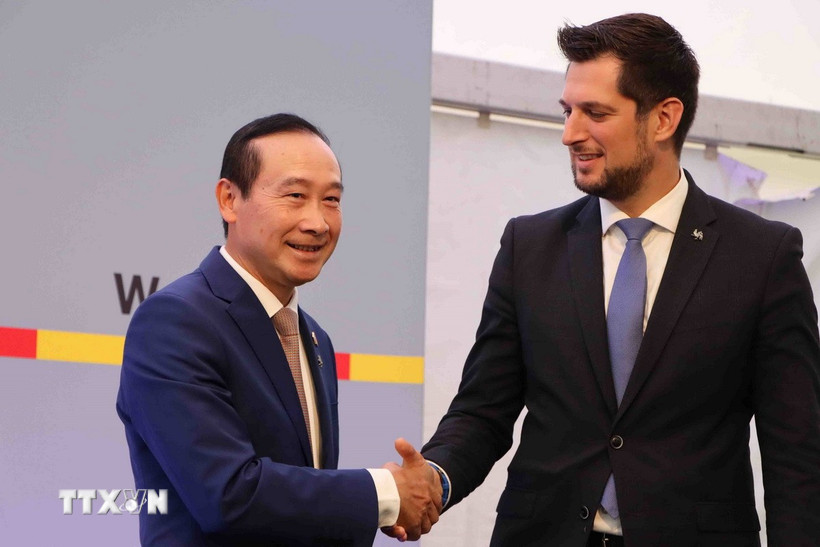 Đại sứ Việt Nam tại Bỉ Nguyễn Văn Thảo và Bộ trưởng - Thủ hiến Wallonia Adrien Dolimont. (Ảnh: Hương Giang/TTXVN)