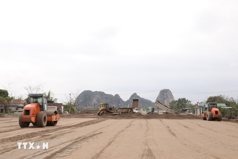 Khí thế lao động hăng say, tấp nập tại km3 thuộc quản lý và thi công của mũi thi công số 1. (Ảnh: Đức Phương/TTXVN)