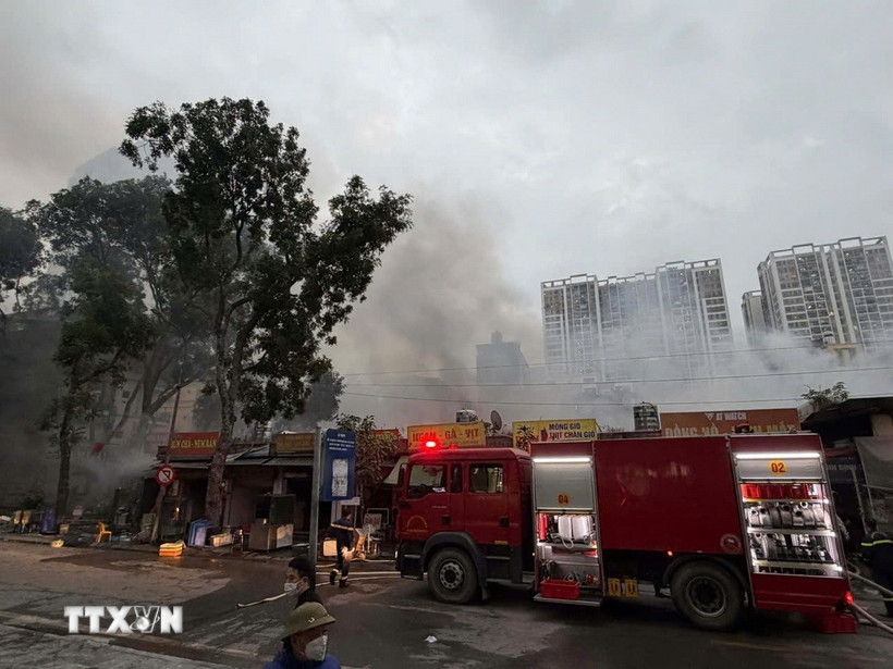 Khoảng 10 xe chuyên dụng cùng hàng chục cảnh sát huy động tới hiện trường để dập lửa và cứu nạn cứu hộ. (Ảnh: TTXVN phát)