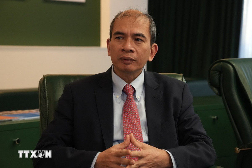 Giáo sư, Tiến sỹ Trần Tuấn Anh, Phó Chủ tịch Viện Hàn lâm Khoa học và Công nghệ Việt Nam, Toàn quyền Việt Nam tại Viện liên hợp nghiên cứu hạt nhân Dubna, LB Nga trả lời phỏng vấn TTXVN. (Ảnh: TTXVN phát)