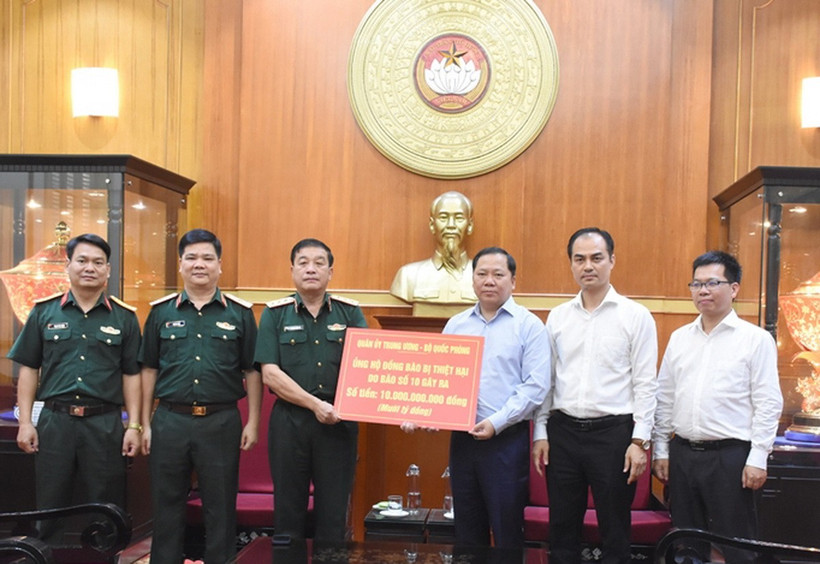 Thừa ủy quyền của Quân ủy Trung ương, Bộ Quốc phòng, Thượng tướng Trương Thiên Tô trao 10 tỷ đồng hỗ trợ đồng bào bị thiệt hại do bão, mưa lũ. (Nguồn: Báo Quân đội Nhân dân)