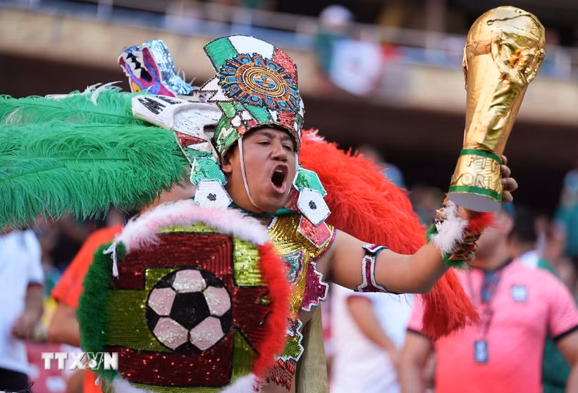Cổ động viên đội tuyển Mexico. (Ảnh: THX/TTXVN)