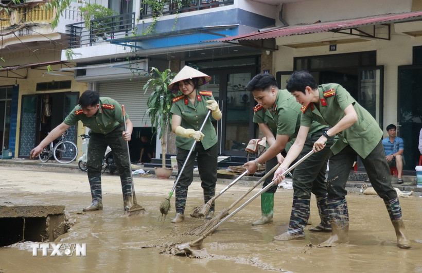 Hàng trăm cán bộ, chiến sỹ Công an tỉnh Lào Cai giúp đỡ nhân dân khắc phục hậu quả mưa lũ. (Ảnh: Đinh Thùy/TTXVN)