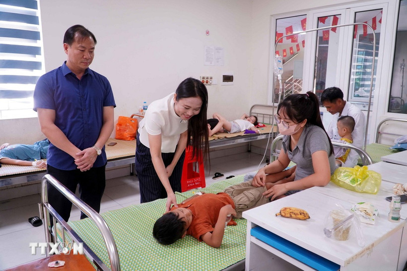 Lãnh đạo Sở Giáo dục và Đào tạo tỉnh Hưng Yên và lãnh đạo Bệnh viện Đa khoa Phụ Dực thăm hỏi, động viên học sinh đang được chăm sóc tại Bệnh viện. (Ảnh: Nguyễn Công Hải/TTXVN)