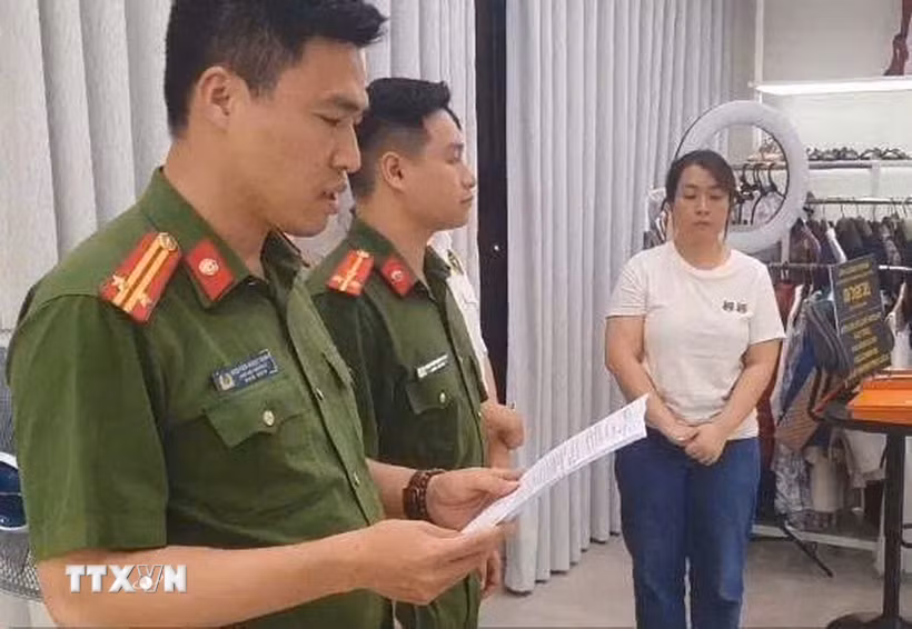 Cơ quan Công an tiến hành khám xét khẩn cấp chỗ ở và địa điểm livestream bán hàng, kho hàng của đối tượng Nguyễn Thị Thu Hường, tháng 7/2025. (Ảnh: TTXVN phát)