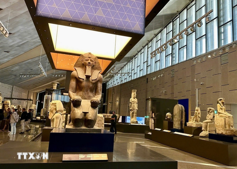 Du khách tham quan bên trong khu trưng bày của Đại bảo tàng Ai Cập. (Ảnh: Nguyễn Trường/TTXVN)
