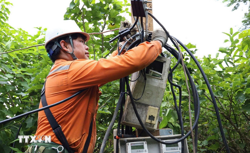 Công nhân Công ty Điện lực Điện Biên nỗ lực khắc phục sự cố tại các xã ảnh hưởng mưa lũ. (Ảnh: TTXVN phát)