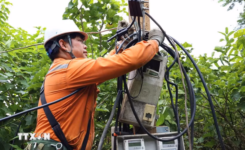 Công nhân Công ty Điện lực khắc phục sự cố điện do ảnh hưởng mưa lũ. (Ảnh: TTXVN phát)