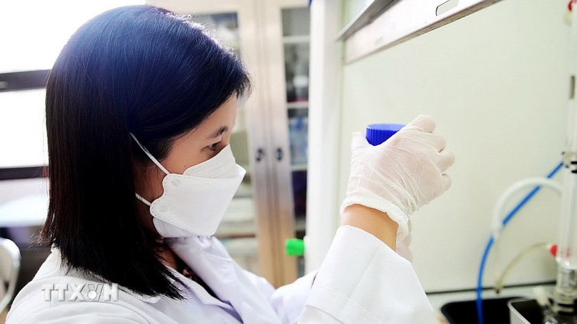 Tiến sỹ Trần Thị Kim Chi nghiên cứu tại phòng thí nghiệm của Viện Khoa học vật liệu. (Ảnh: Diệu Thúy/TTXVN)