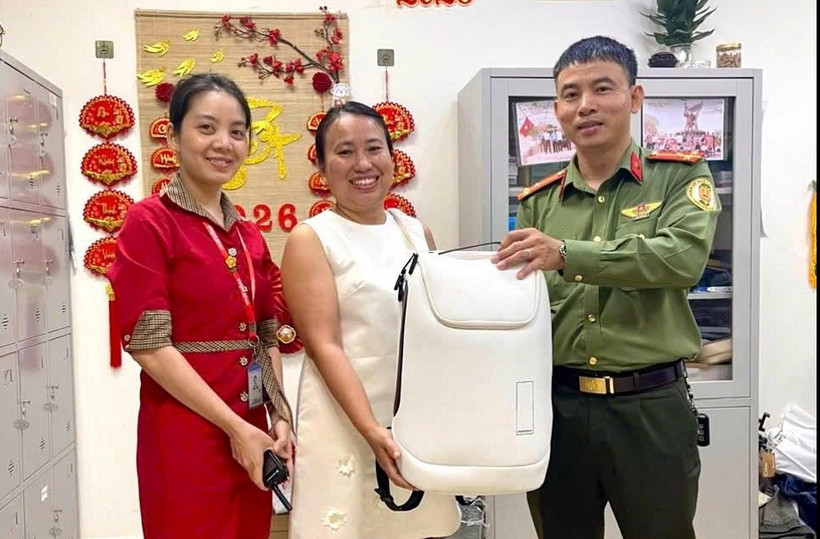 Công an cửa khẩu Cảng hàng không quốc tế Đà Nẵng trao trả lại tài sản bỏ quên cho người đại diện của du khách Ấn Độ. (Ảnh Công an cung cấp)