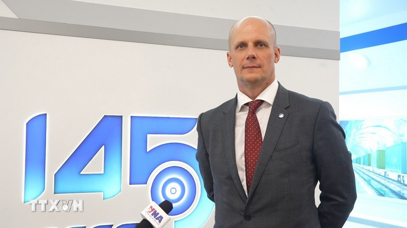 Phó Tổng Giám đốc về Logistics của FESCO đóng tại Vladivostok German Maslov trả lời phỏng vấn của phóng viên TTXVN. (Ảnh: Trần Hải/TTXVN)