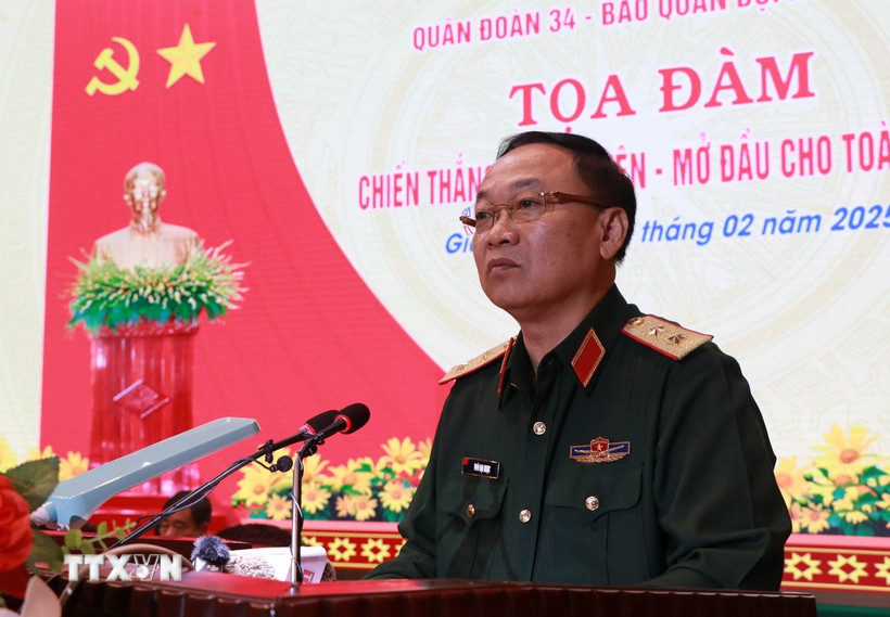 Trung tướng Thái Đại Ngọc, Ủy viên Trung ương Đảng, Phó tổng Tham mưu trưởng QĐND Việt Nam phát biểu chỉ đạo tọa đàm. (Ảnh: Hồng Điệp/TTXVN)