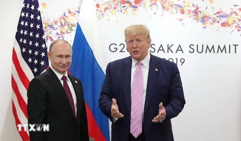 Tổng thống Mỹ Donald Trump và Tổng thống Nga Vladimir Putin tại cuộc gặp bên lề Hội nghị thượng đỉnh G20 ở Osaka, Nhật Bản, ngày 28/6/2019. Ảnh: Reuters/TTXVN)