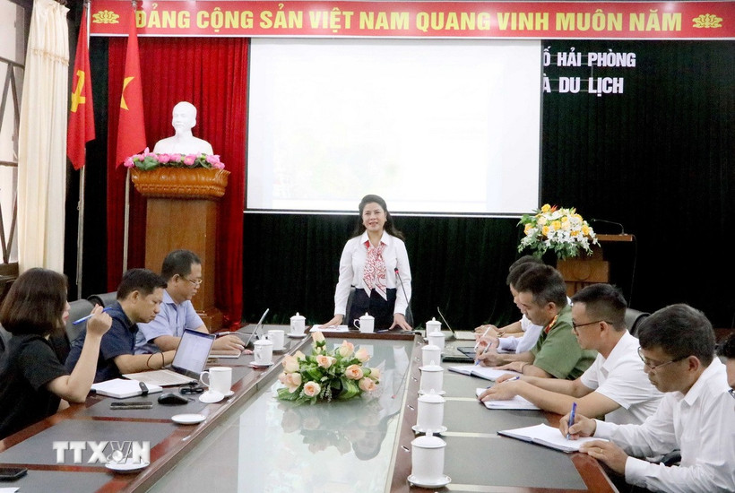 Giám đốc Sở Văn hóa, Thể thao và Du lịch Trần Thị Hoàng Mai chia sẻ về tour đêm “Dấu thiêng Hàng Kênh”. (Ảnh: Hoàng Ngọc/TTXVN)