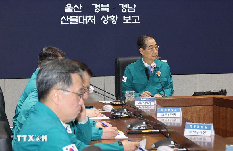 Quyền Tổng thống Hàn Quốc Han Duck-soo (phải) chủ trì cuộc họp với Cơ quan An toàn và ứng phó thảm họa trung ương tại tòa nhà Chính phủ ở Seoul, sau khi Tòa án Hiến pháp bác bỏ việc luận tội ông, ngày 24/3/2025. (Ảnh: Yonhap/TTXVN)