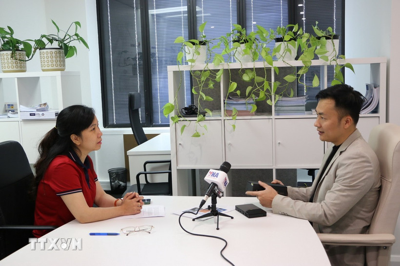 Ông Nguyễn Tuấn Nghĩa (phải) - chuyên gia về trí tuệ nhân tạo (AI) trả lời phỏng vấn của phóng viên TTXVN thường trú tại Australia. (Ảnh: Văn Linh/TTXVN)