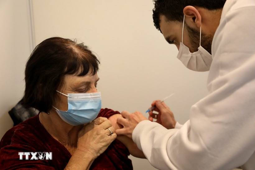 Nhân viên y tế tiêm vaccine phòng COVID-19 cho người dân tại Tel Aviv, Israel. (Ảnh: THX/TTXVN)