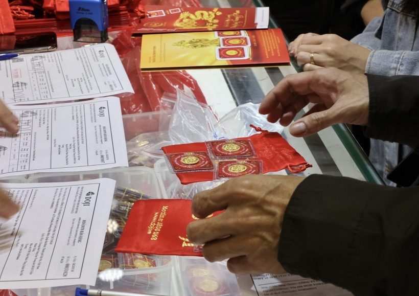 Mua vàng cầu may tại cửa hàng của Tập đoàn Vàng bạc Đá quý DOJI trên phố Trần Nhân Tông, quận Hai Bà Trưng. (Ảnh: Trần Việt/TTXVN)