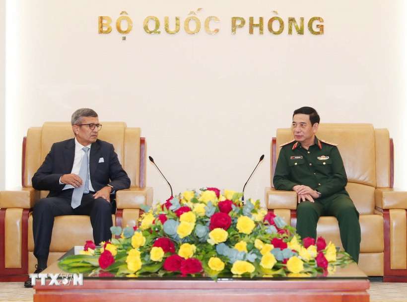 Đại tướng, Bộ trưởng Quốc phòng Phan Văn Giang tiếp Thư ký Quốc phòng Ấn Độ Rajesh Kumar Singh. (Ảnh: Trọng Đức/TTXVN)