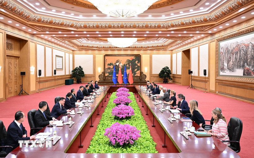 Toàn cảnh cuộc hội đàm giữa Chủ tịch Trung Quốc Tập Cận Bình và Chủ tịch Hội đồng châu Âu Antonio Costa, Chủ tịch Ủy ban châu Âu Ursula von der Leyen tại Bắc Kinh ngày 24/7/2025. (Ảnh: THX/TTXVN)