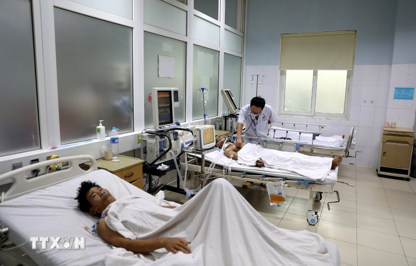 Hiện 3 bệnh nhân nặng đang trong tình trạng hôn mê phải thở máy, còn 3 bệnh nhân nhẹ hơn đang được theo dõi. (Ảnh: Văn Tý/TTXVN)