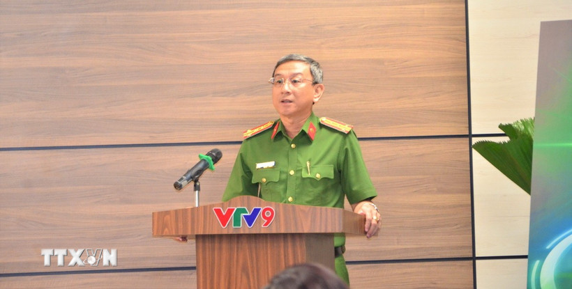 Đại tá Trần Hồng Minh, Phó Giám đốc Công an Thành phố Hồ Chí Minh chia sẻ về thủ đoạn lừa đảo của các đối tượng phạm tội. (Ảnh: Linh Sơn/TTXVN)