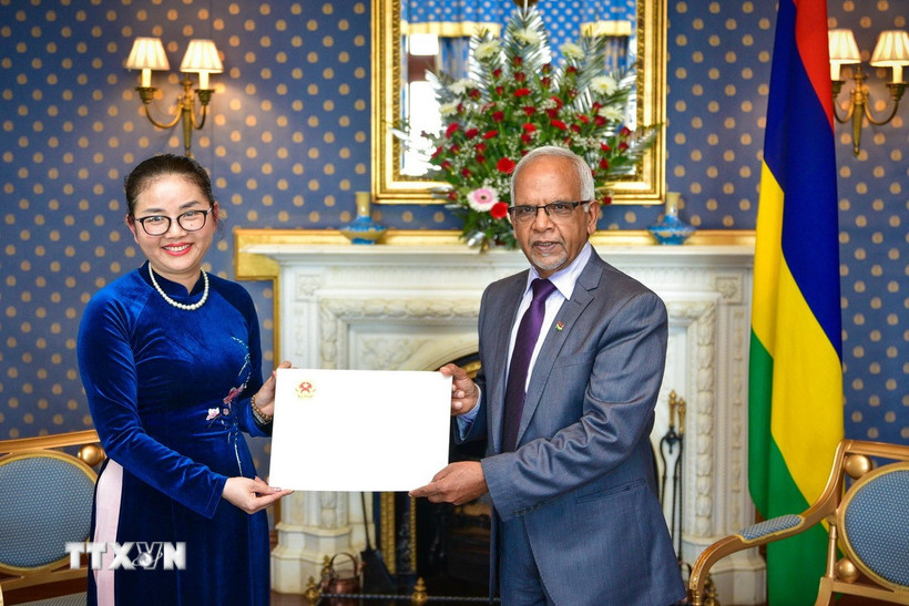 Đại sứ Trần Thị Thu Thìn đã trình Thư ủy nhiệm lên Tổng thống Dharambeer Gokhool. (Ảnh: Đại sứ quán Việt Nam tại Mozambique/TTXVN phát)