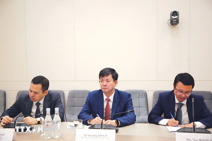 Tổng Thư ký Quốc hội Lê Quang Tùng làm việc với Tổng Thư ký Quốc hội Armenia Davit Arakelyan. (Ảnh: TTXVN phát)