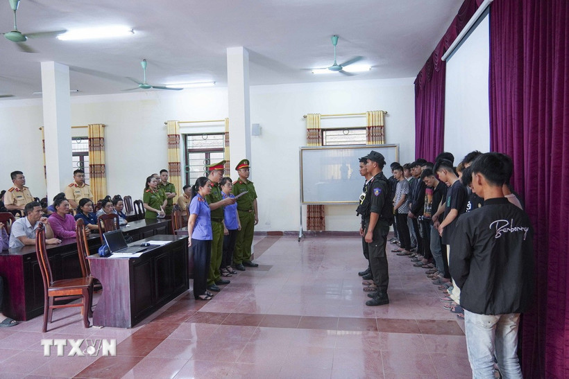 Cơ quan Cảnh sát điều tra Công an tỉnh Điện Biên đọc Quyết định khởi tố vụ án hình sự, khởi tố bị can đối với 18 đối tượng có hành vi gây rối trật tự công cộng. (Ảnh: TTXVN phát)