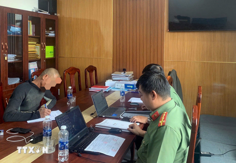 Đối tượng N.Đ.T làm việc với cơ quan công an vì đăng tải thông tin sai sự thật về bầu cử trên không gian mạng. (Ảnh: TTXVN phát)