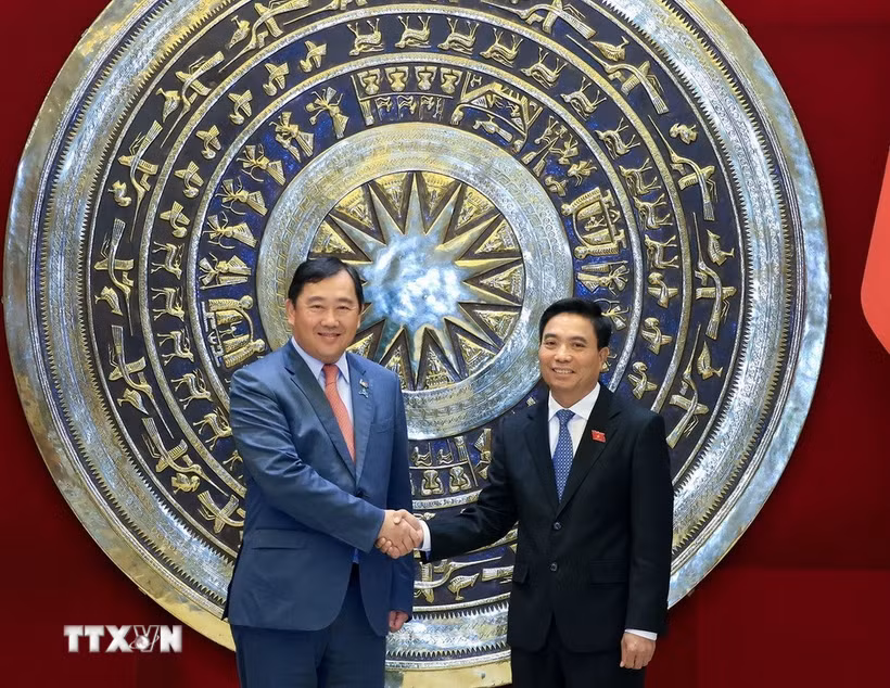 Phó Chủ tịch Quốc hội Nguyễn Doãn Anh tiếp ông Suos Yara, Chủ nhiệm Uỷ ban Đối ngoại, Hợp tác quốc tế, Thông tin và Truyền thông Quốc hội Campuchia. (Ảnh: Tuấn Anh/TTXVN)