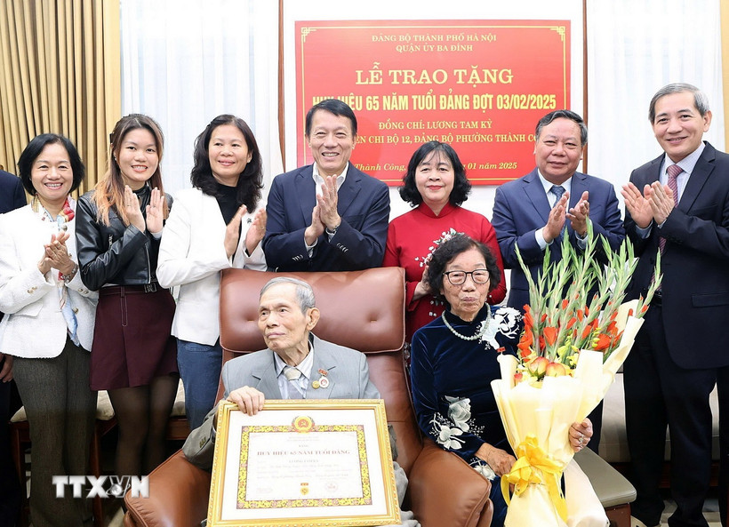 Các đồng chí lãnh đạo thành phố Hà Nội với gia đình đồng chí Lương Tam Kỳ. (Ảnh: TTXVN phát)