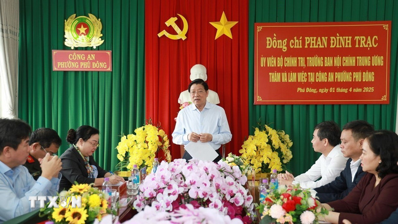 Trưởng Ban Nội chính Trung ương Phan Đình Trạc phát biểu tại buổi làm việc với công an Phường Phú Đông, thành phố Tuy Hòa về việc thực hiện nhiệm vụ sau khi bỏ công an cấp huyện theo Nghị quyết 18-NQ/TW. (Ảnh: Xuân Triệu/TTXVN)