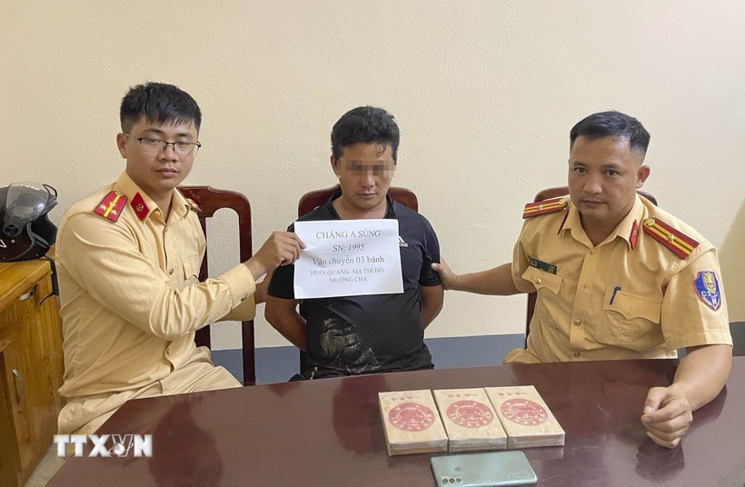 Đối tượng mua bán trái phép ma túy Cháng A Sùng cùng tang vật tại cơ quan Công an. (Ảnh: TTXVN phát)